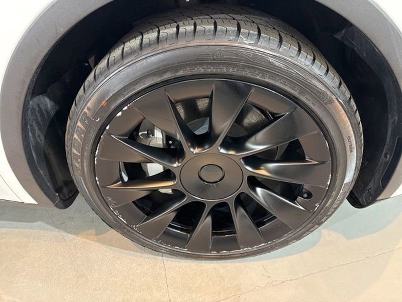 Used 2023 Tesla Model Y Long Range image 17