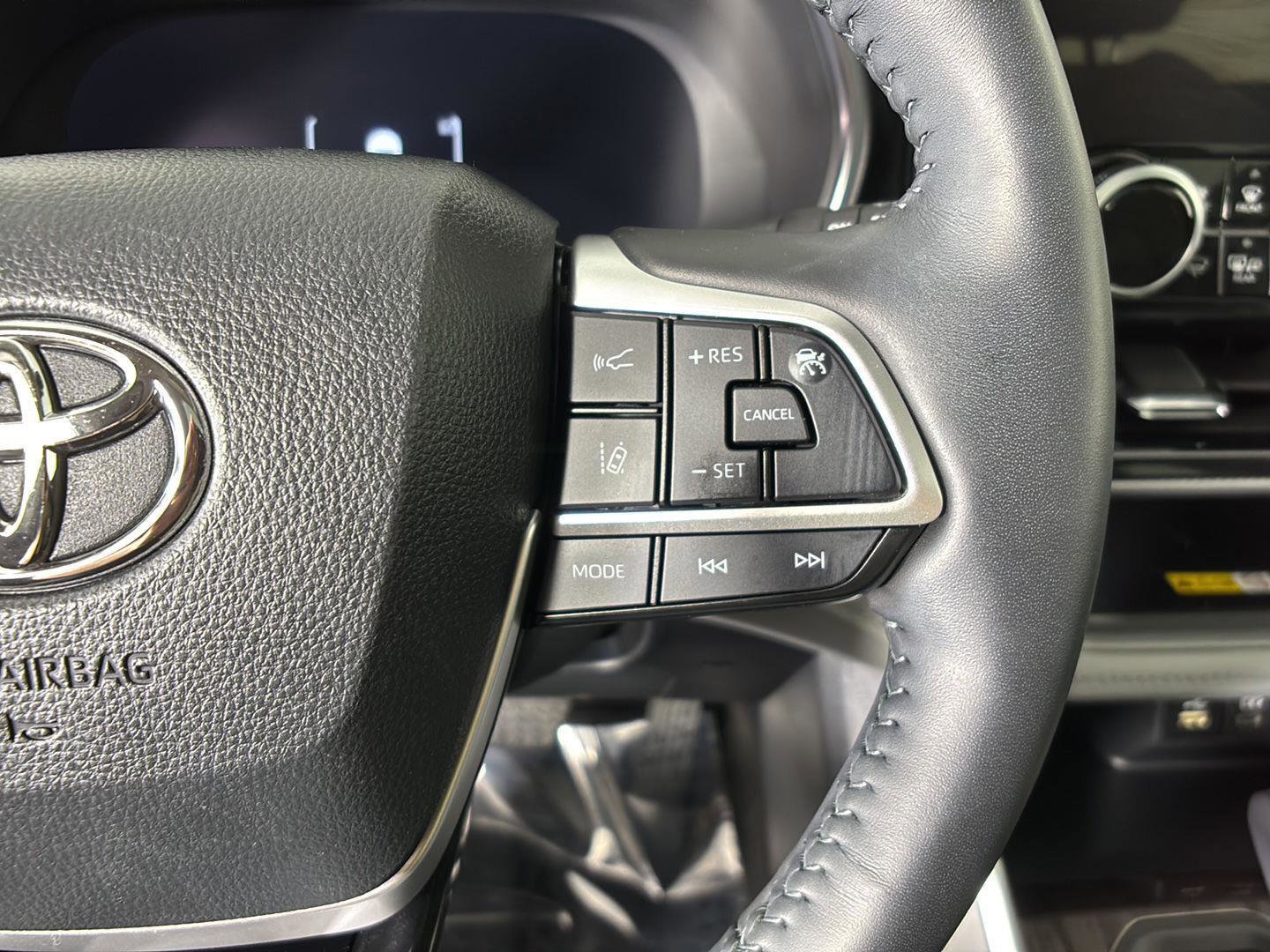 Used 2024 Toyota Highlander Platinum AWD/4WD image 25