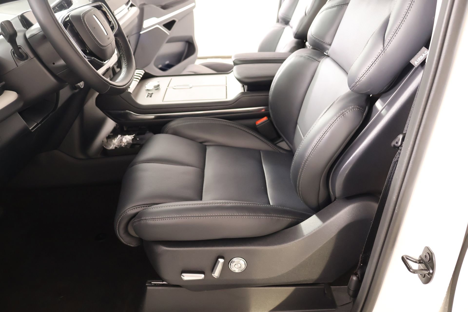 New 2026 Lincoln Navigator Premiere AWD/4WD image 12
