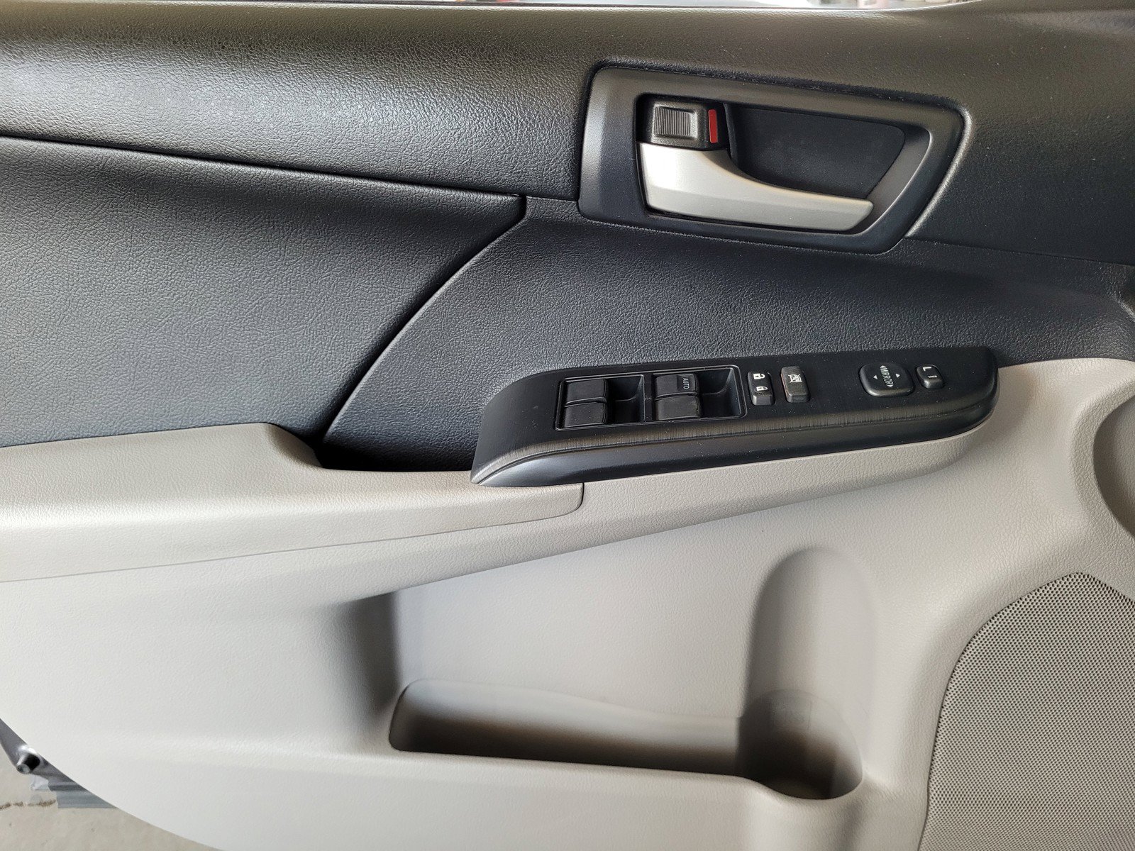 Used 2014 Toyota Camry LE FWD image 17