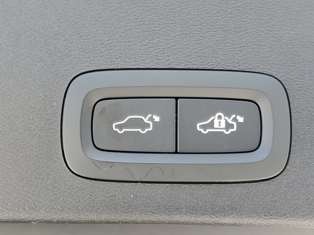Certified 2024 Volvo XC40 B5 Plus AWD/4WD image 10