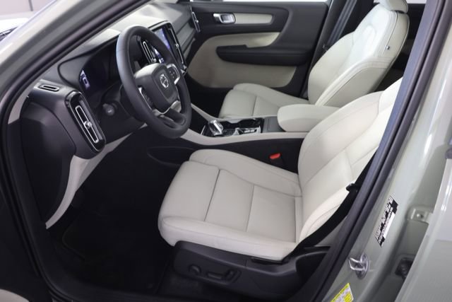 Used 2024 Volvo XC40 B5 Plus image 19