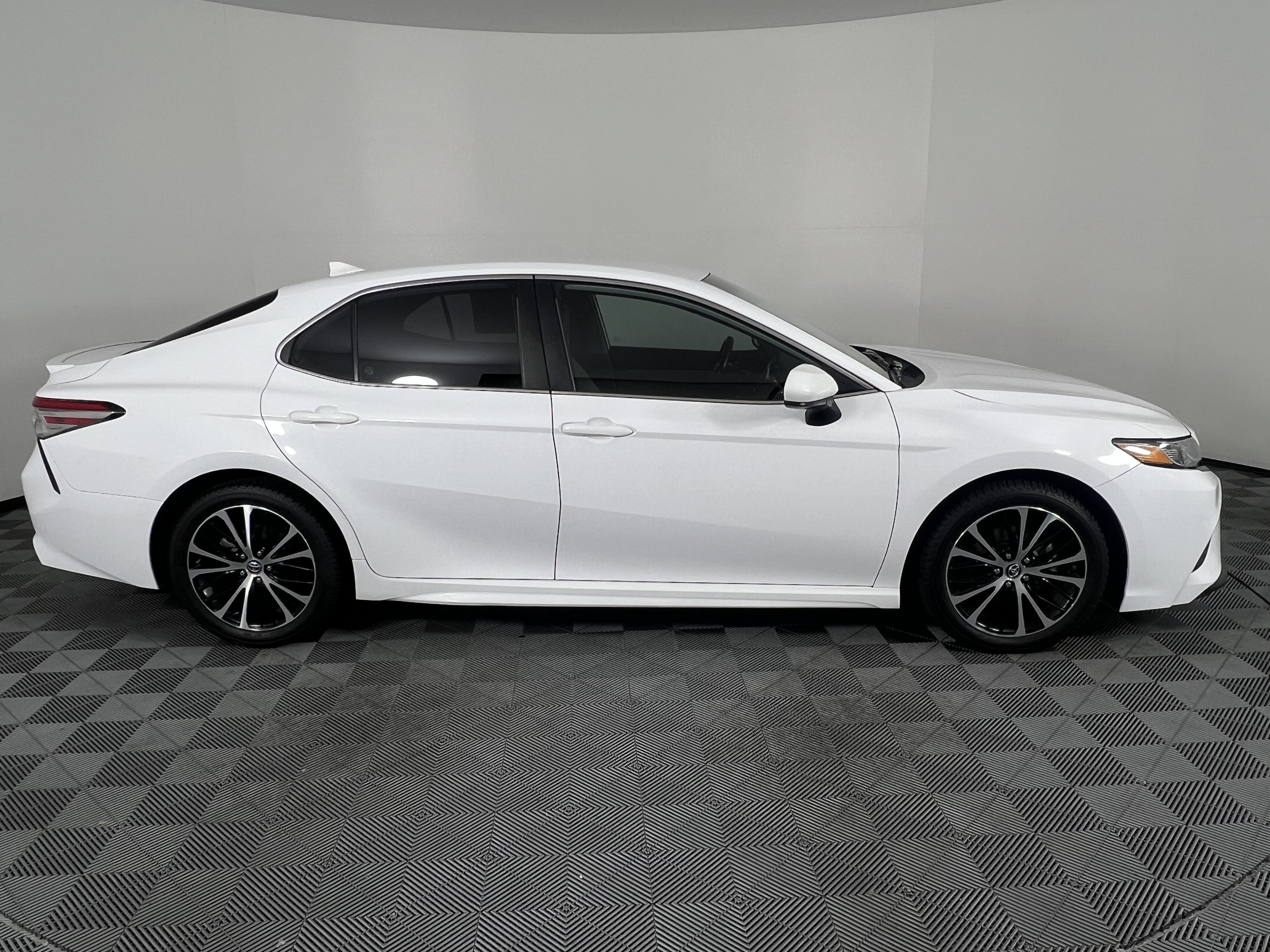 Used 2019 Toyota Camry SE FWD image 13