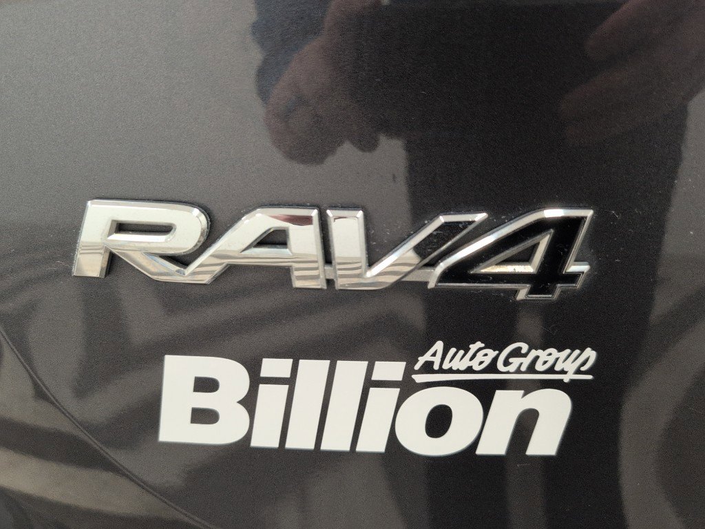 Used 2018 Toyota RAV4 LE image 4