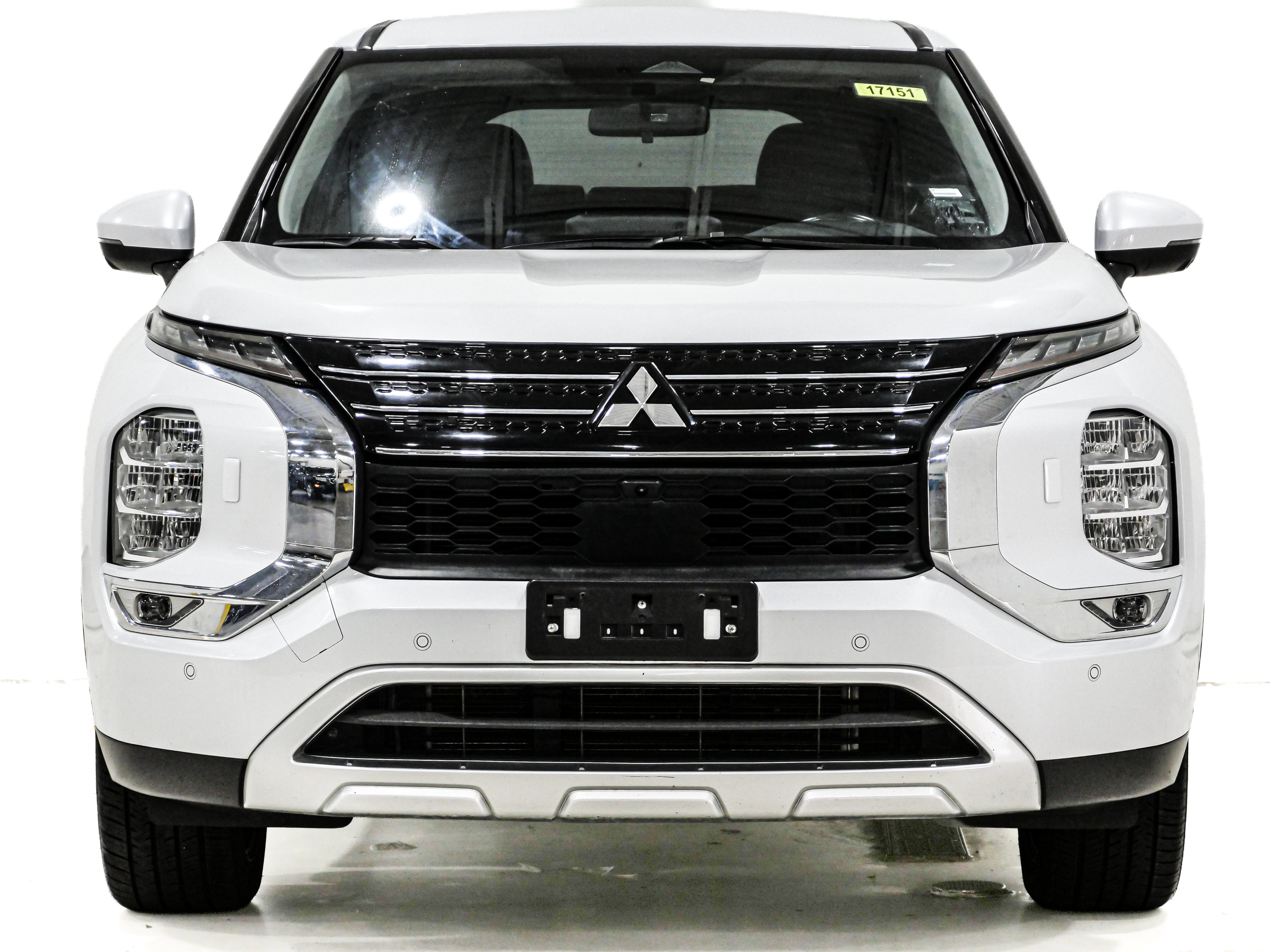 Used 2024 Mitsubishi Outlander AWD image 2