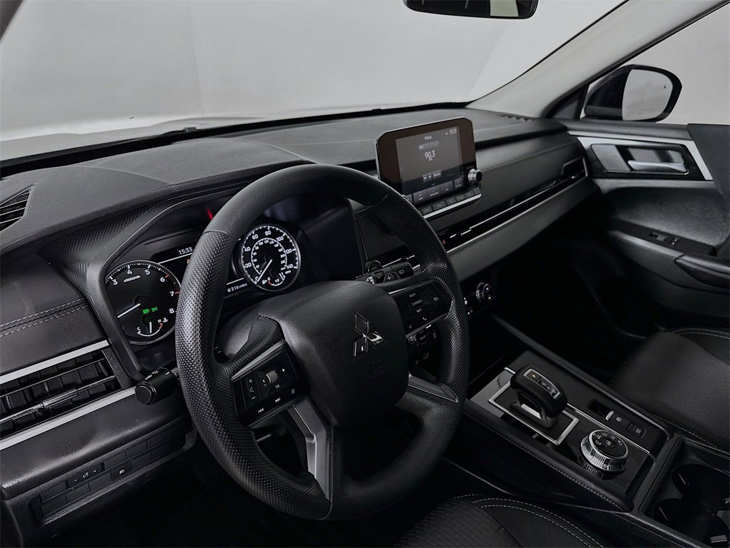 Used 2024 Mitsubishi Outlander ES image 10