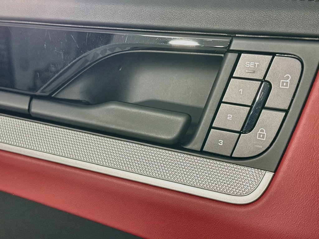 Certified 2025 Porsche Cayenne AWD/4WD image 20