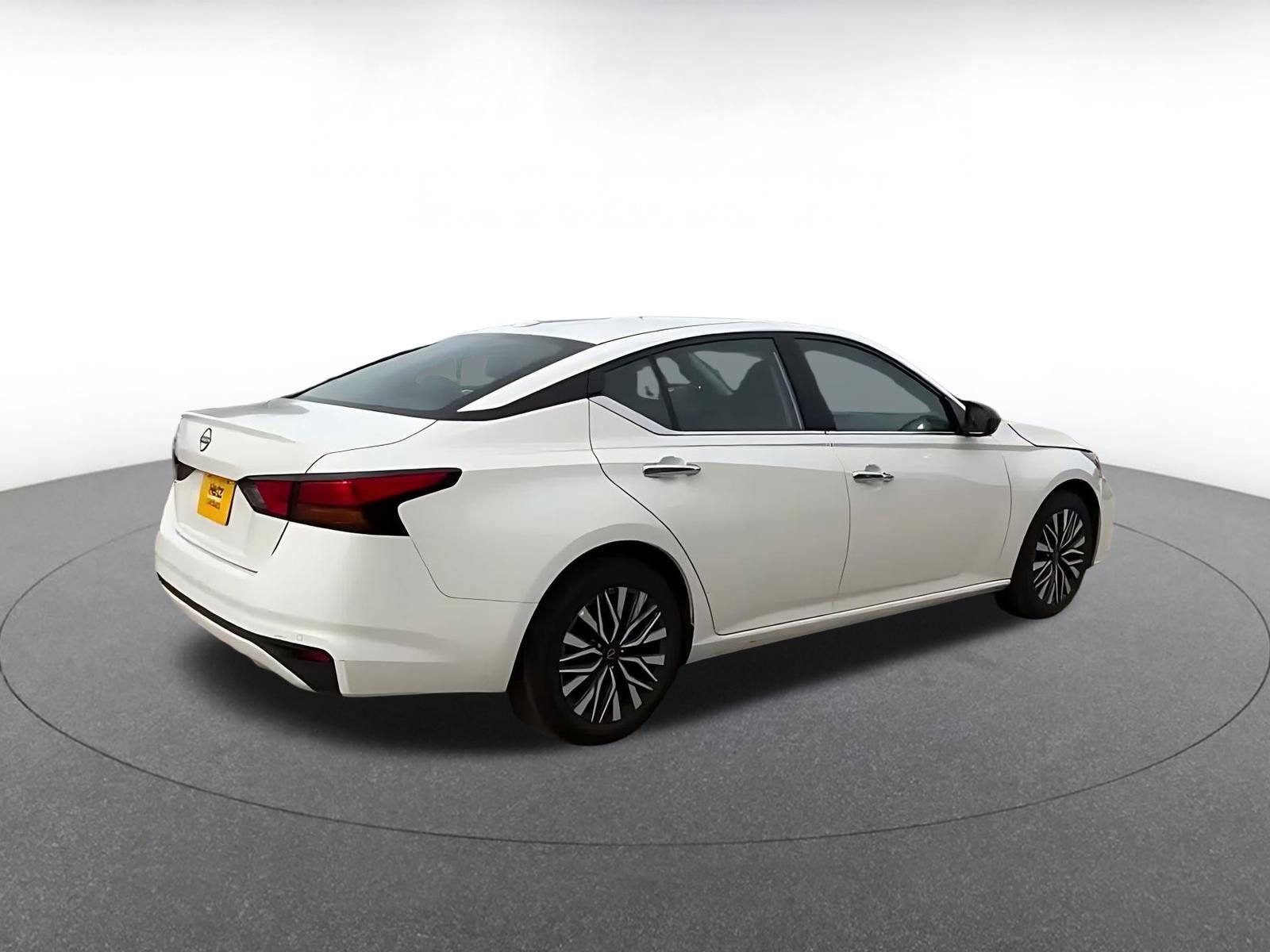 Used 2025 Nissan Altima 2.5 SV FWD image 15