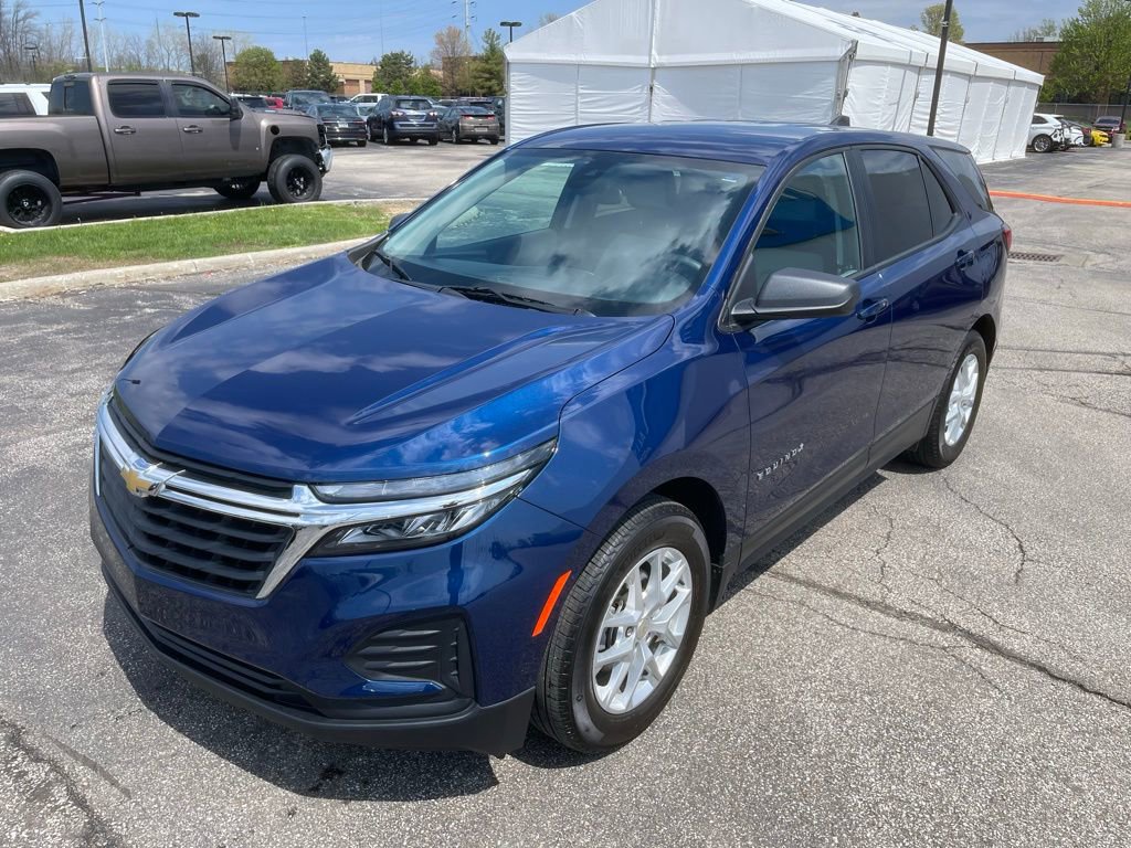 Used 2023 Chevrolet Equinox LS w/ LS Convenience Package FWD image 3