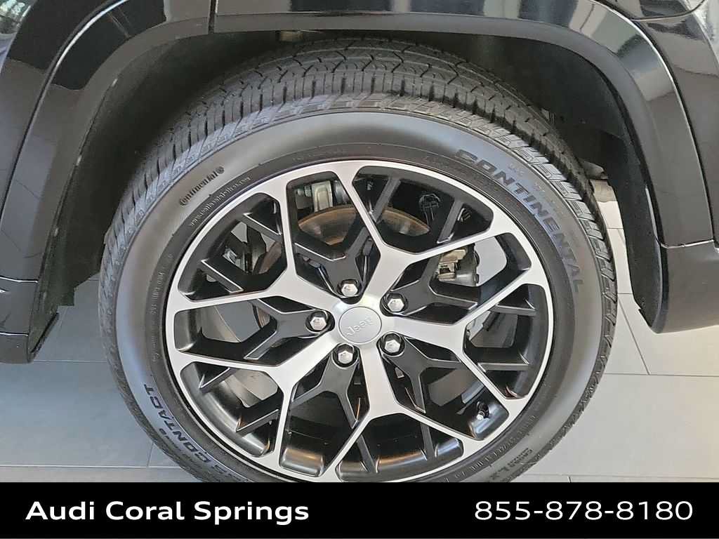 Used 2025 Jeep Grand Cherokee Summit AWD/4WD image 8