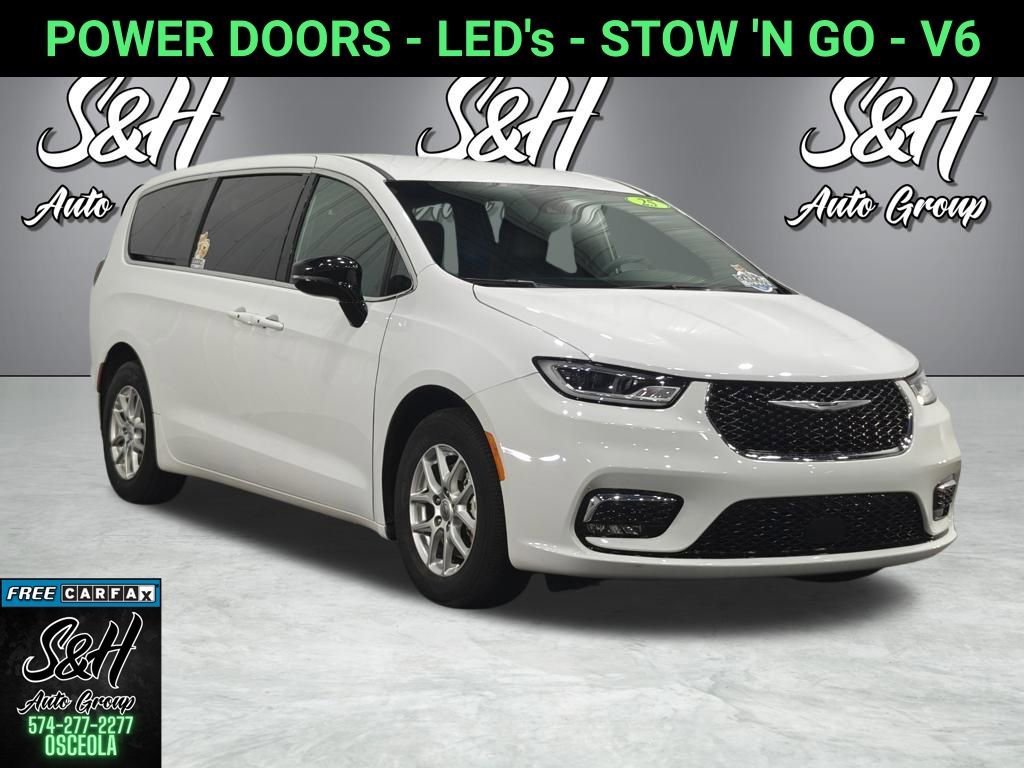 Used 2025 Chrysler Pacifica Select