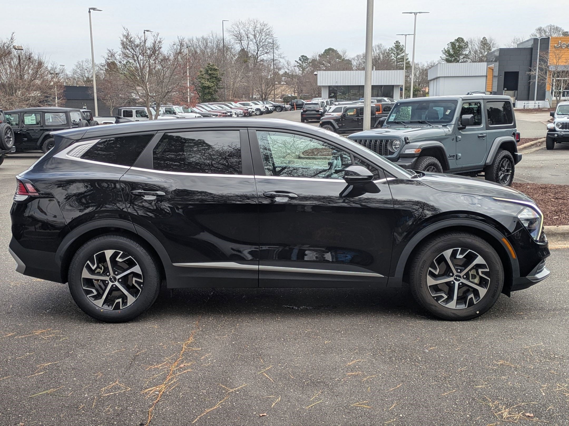 Used 2023 Kia Sportage EX image 4