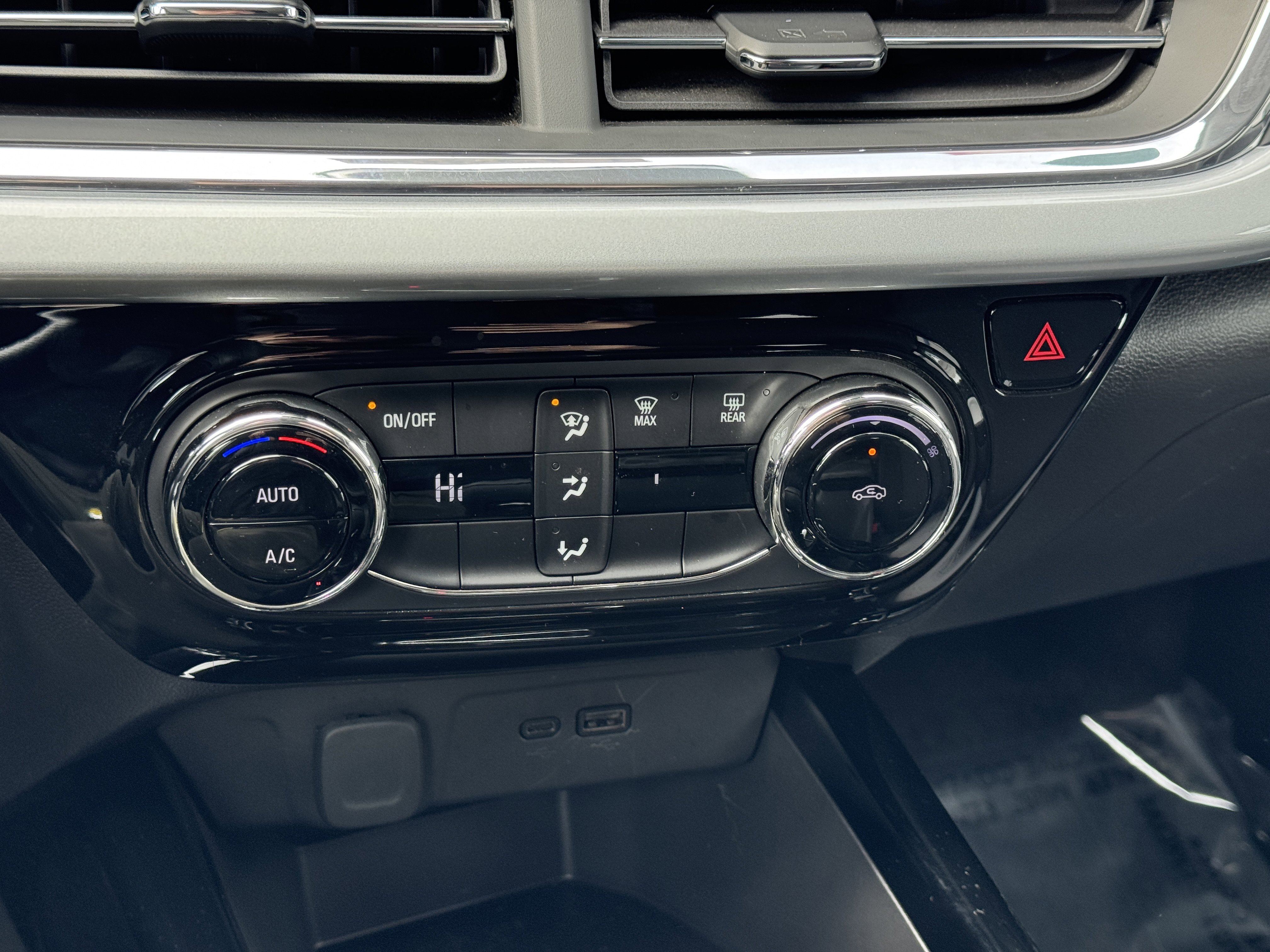 Used 2025 Chevrolet Trax LT image 28