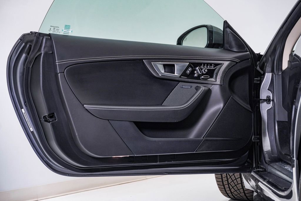 Used 2016 Jaguar F-TYPE R image 31