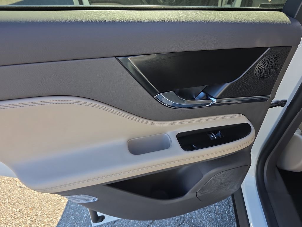 Used 2023 Lincoln Corsair Grand Touring w/ Equipment Group 301A image 17