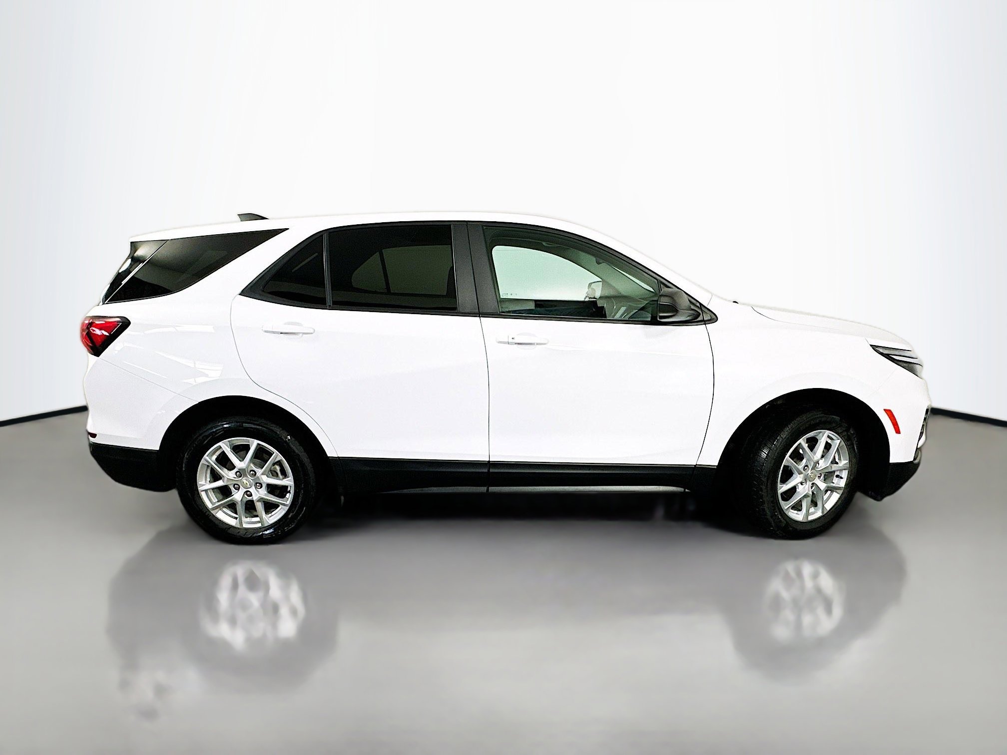 Used 2022 Chevrolet Equinox LS w/ LS Convenience Package image 8