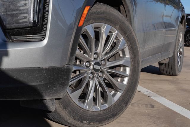 Used 2024 Cadillac XT4 Premium Luxury image 2