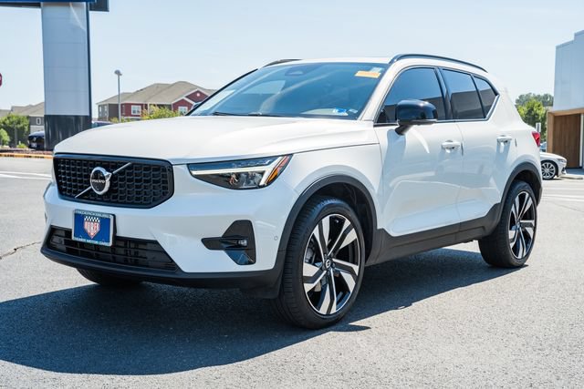 Used 2024 Volvo XC40 B5 Plus w/ Climate Package AWD/4WD image 3