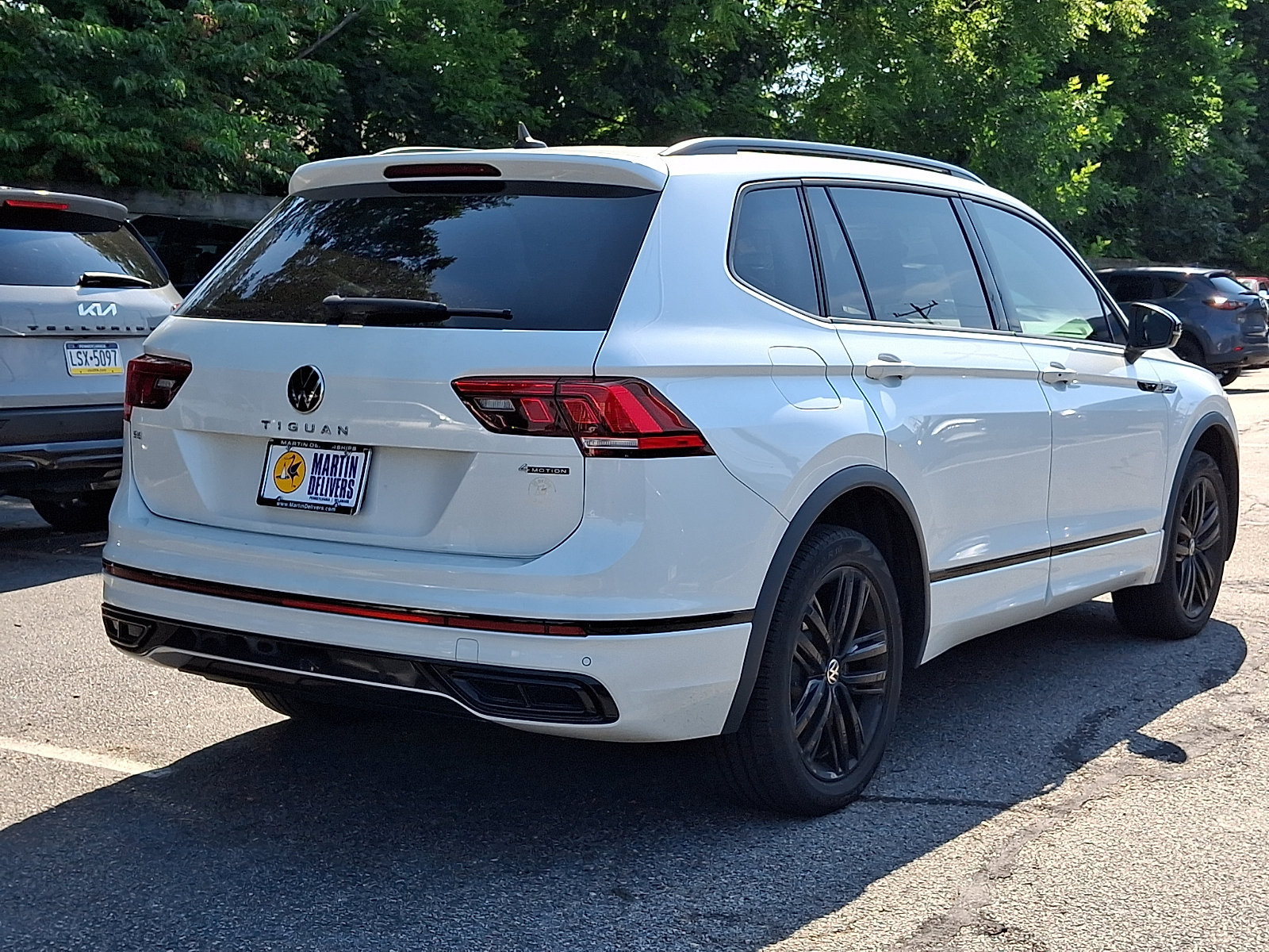 Used 2022 Volkswagen Tiguan SE R-Line AWD/4WD image 4