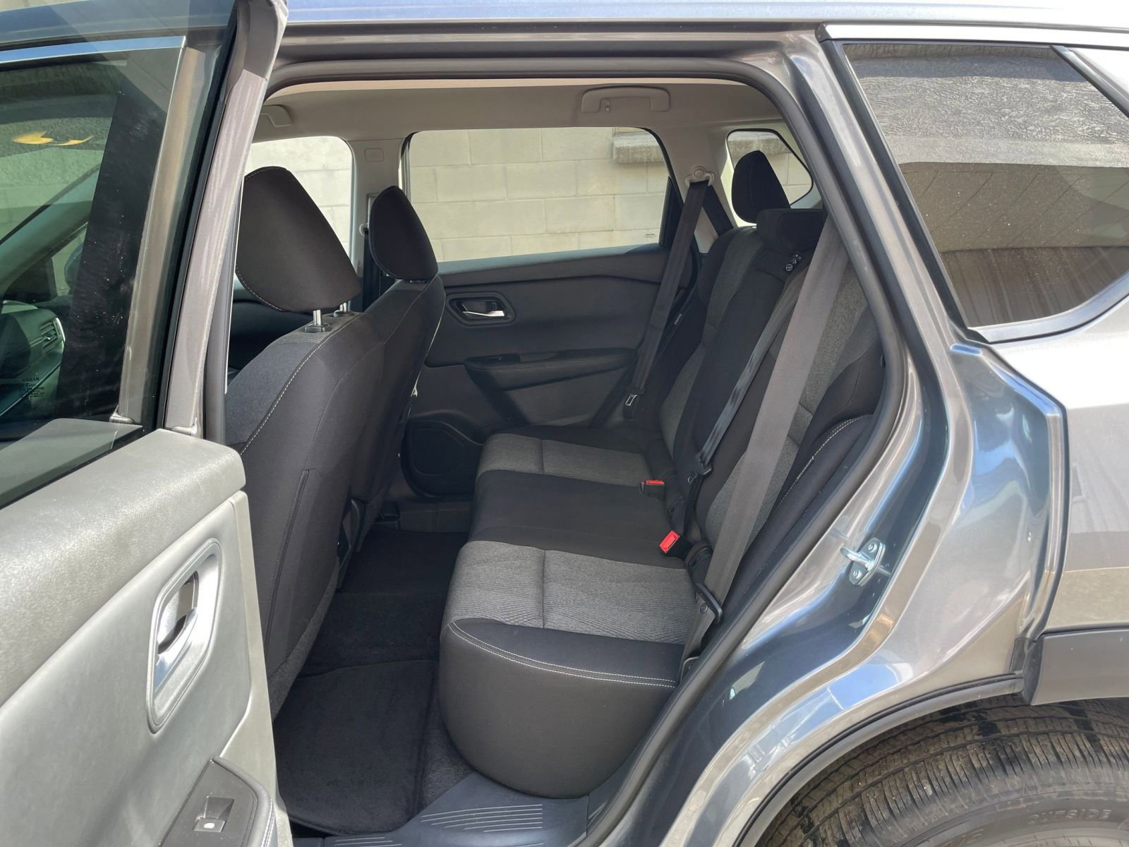 Used 2025 Nissan Rogue SV image 28