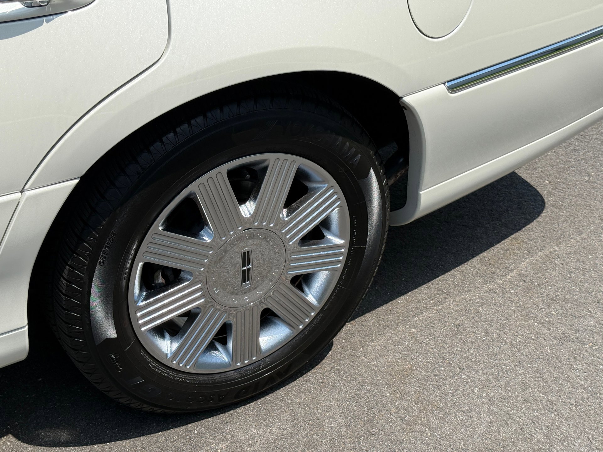 Used 2005 Lincoln Town Car Signature image 6