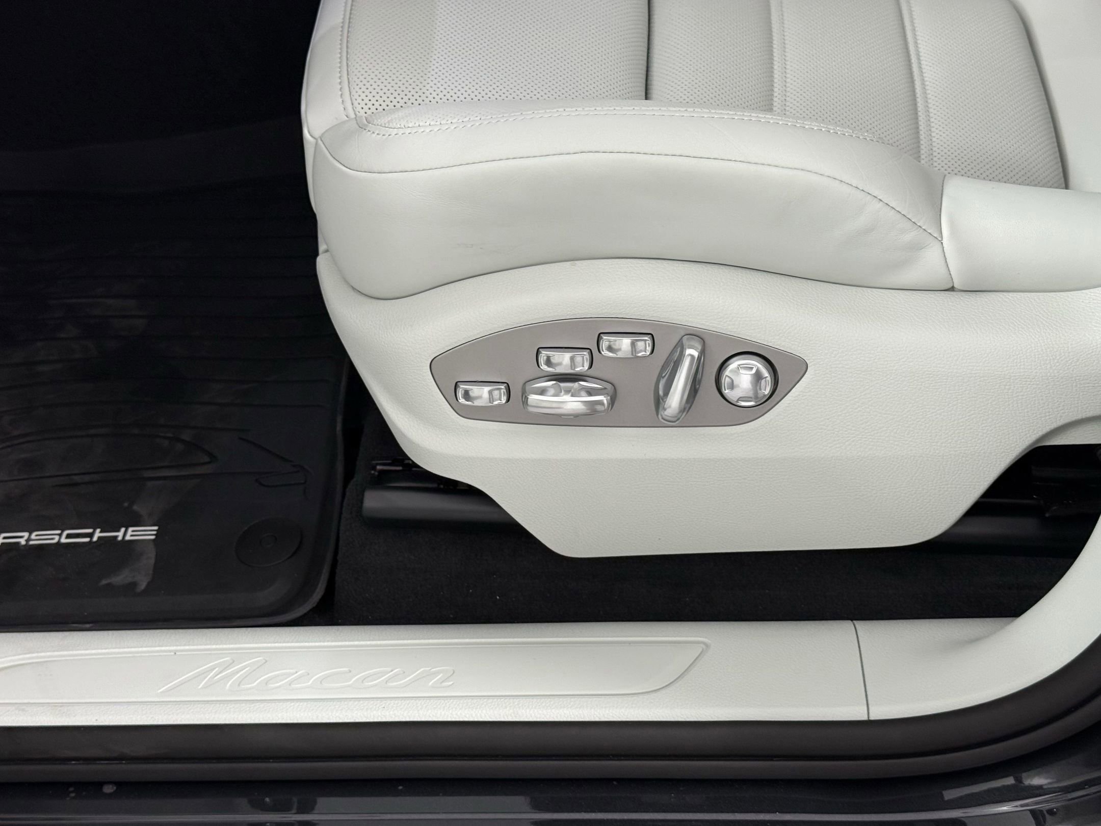 New 2025 Porsche Macan image 15