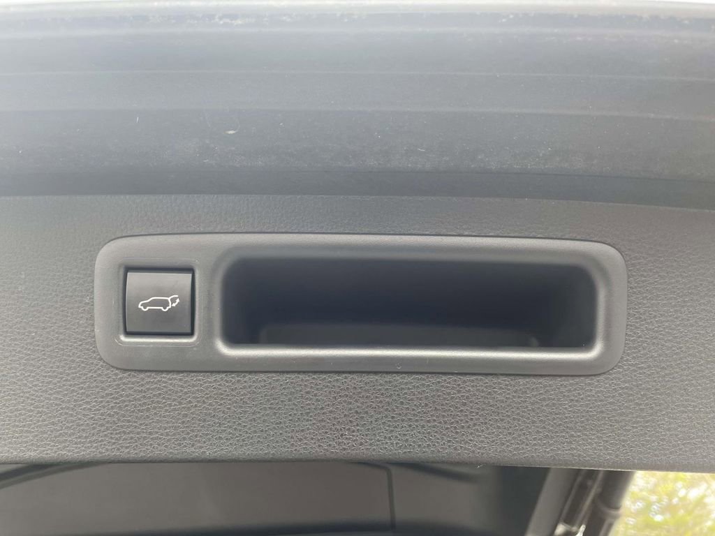 Used 2023 Toyota Highlander XLE image 12