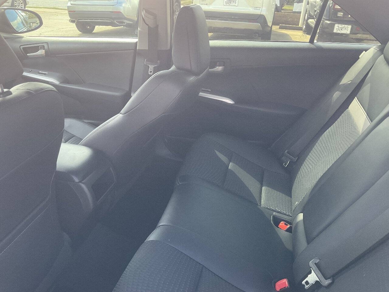 Used 2014 Toyota Camry SE FWD image 12