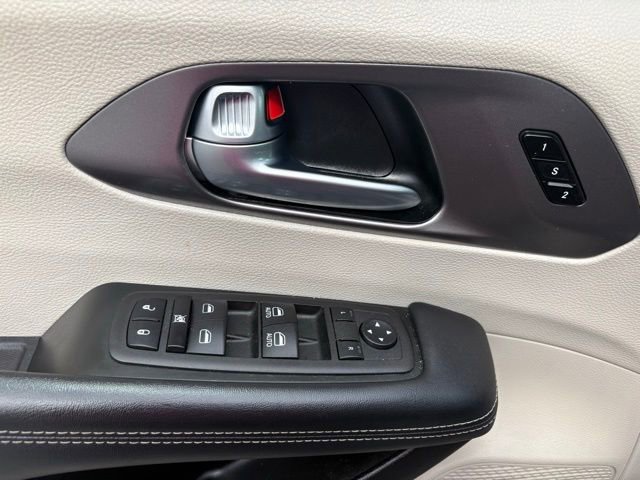Used 2023 Chrysler Pacifica Touring-L FWD image 30