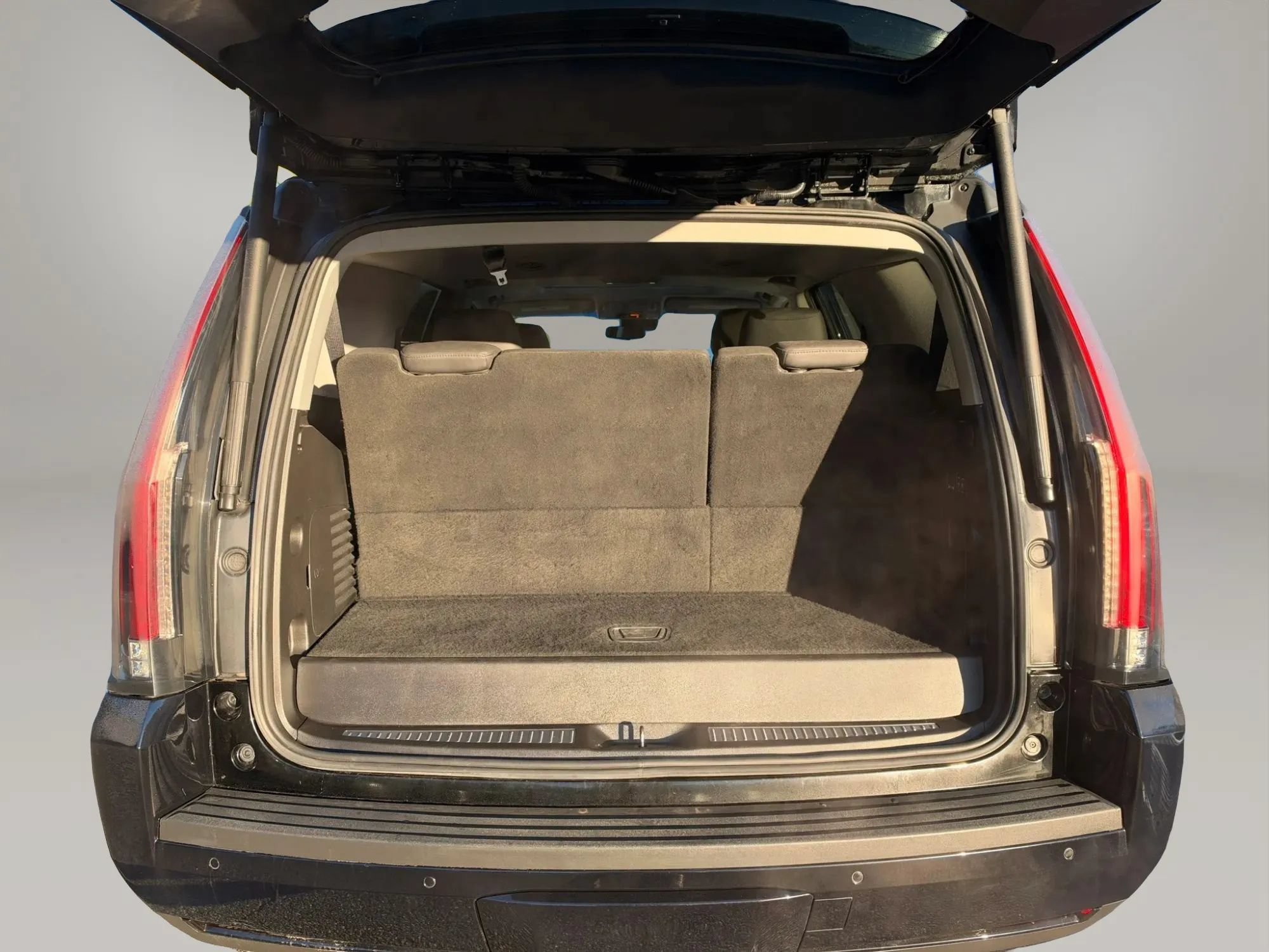 Used 2019 Cadillac Escalade Luxury w/ Escalade Sport Edition AWD/4WD image 27