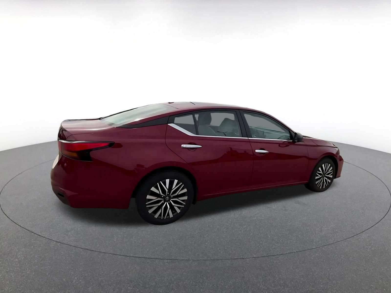 Used 2025 Nissan Altima 2.5 SV FWD image 15