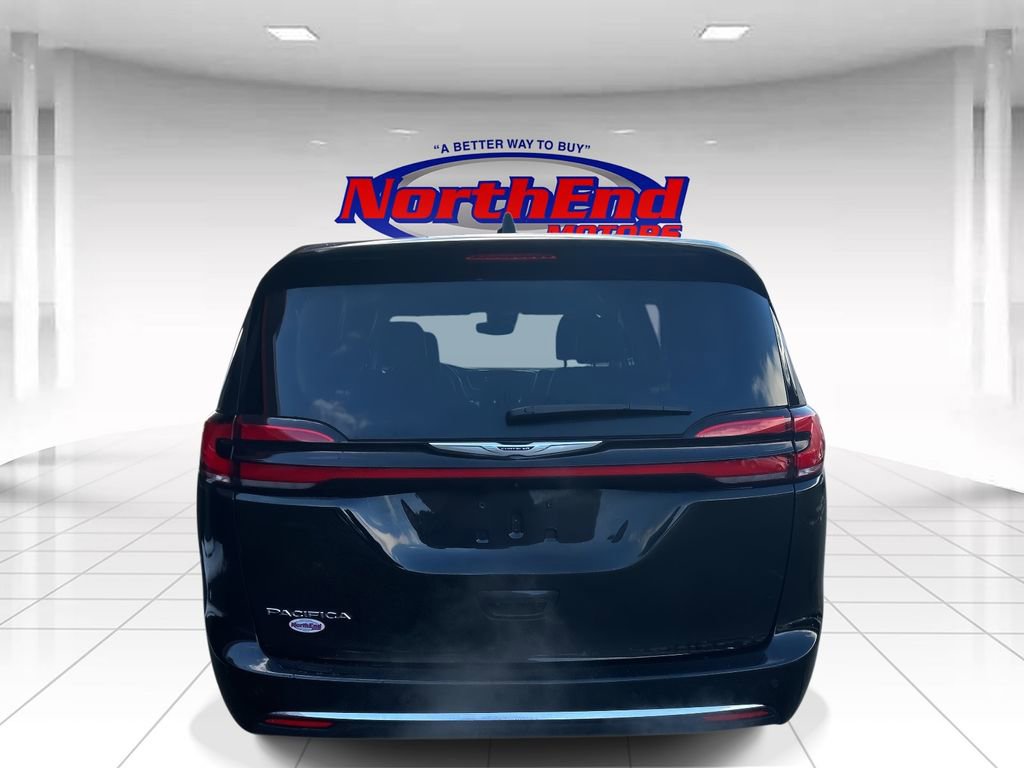 Used 2024 Chrysler Pacifica Touring-L image 4