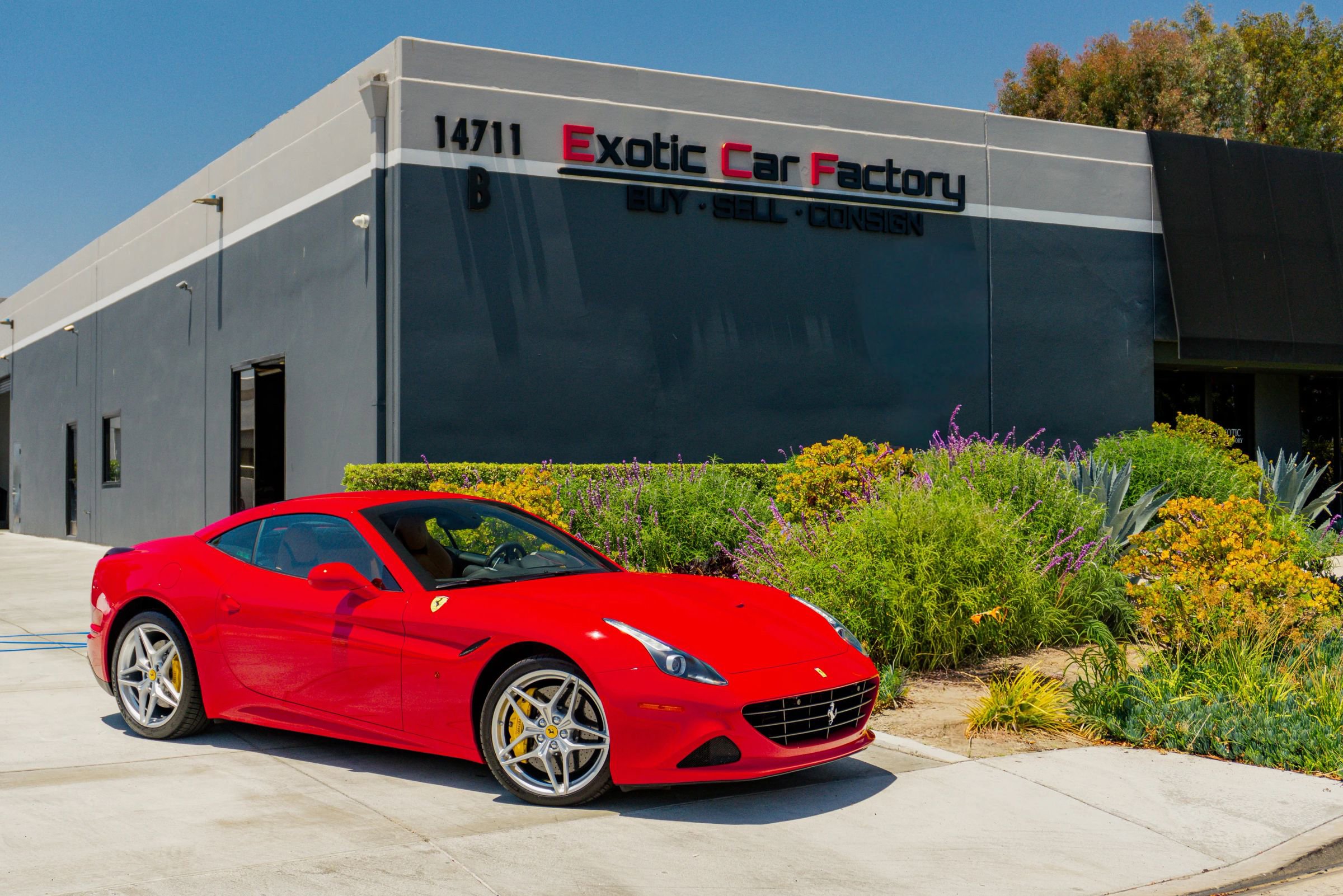 Used 2016 Ferrari California T RWD image 1