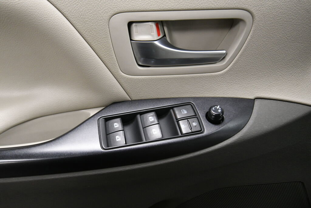 Used 2015 Toyota Sienna LE image 11