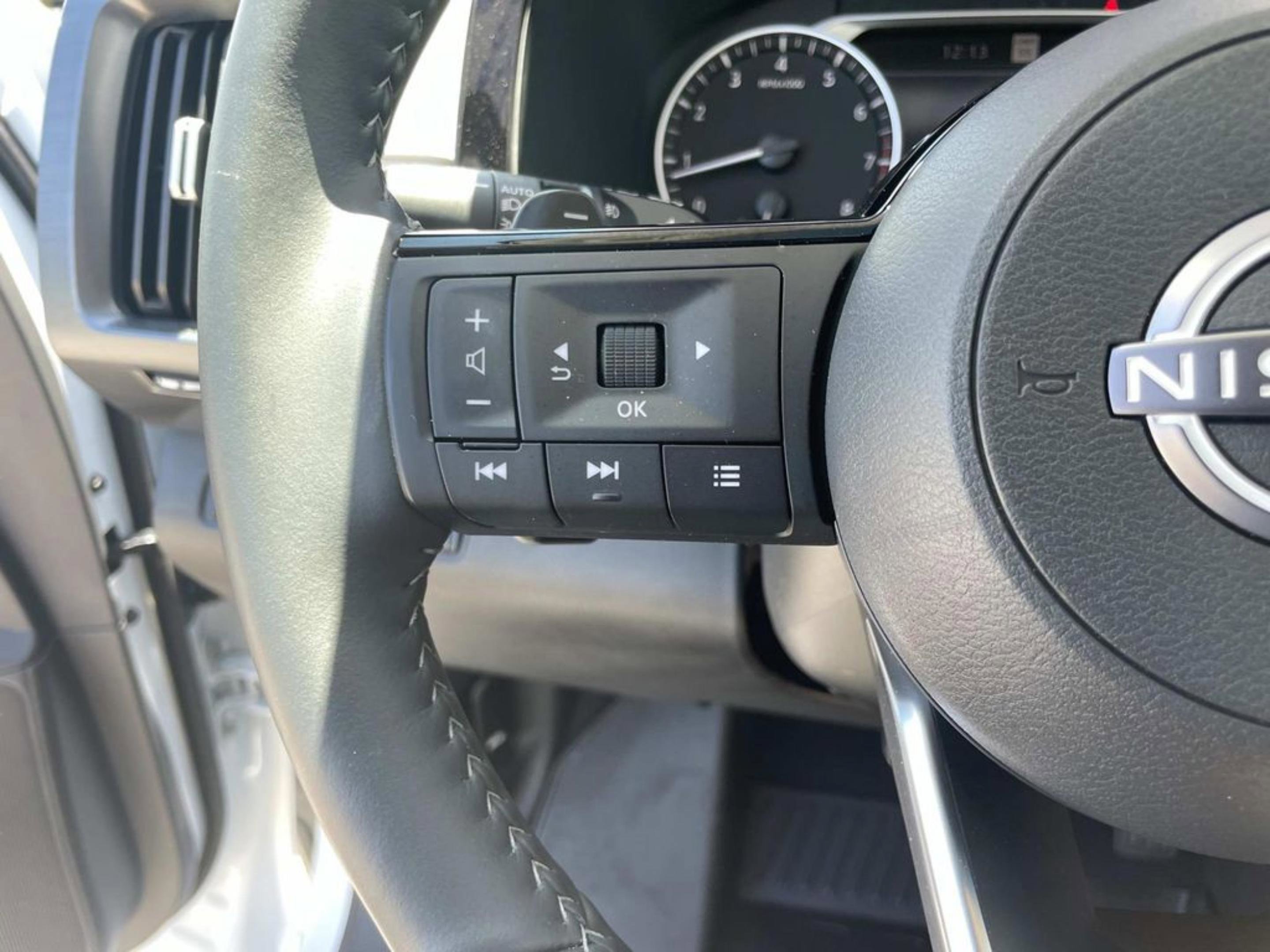 Used 2025 Nissan Pathfinder SL w/ SL Premium Package AWD/4WD image 25