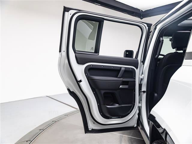 New 2026 Land Rover Defender 110 X-Dynamic SE AWD/4WD image 25