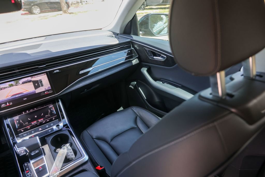 Used 2022 Audi Q8 Premium image 26