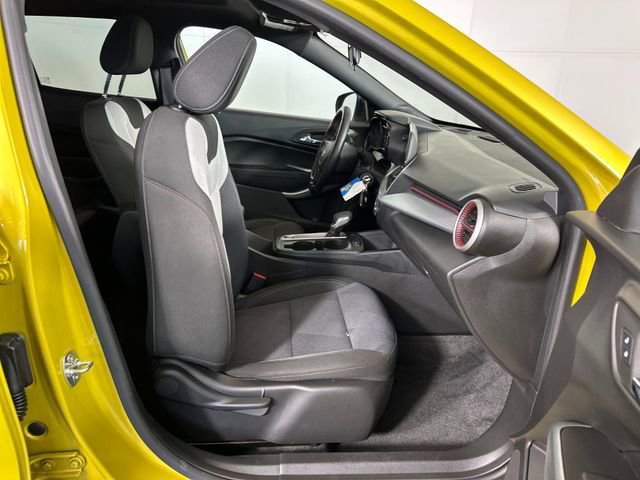 Used 2025 Chevrolet Trax RS w/ Sunroof Package image 28