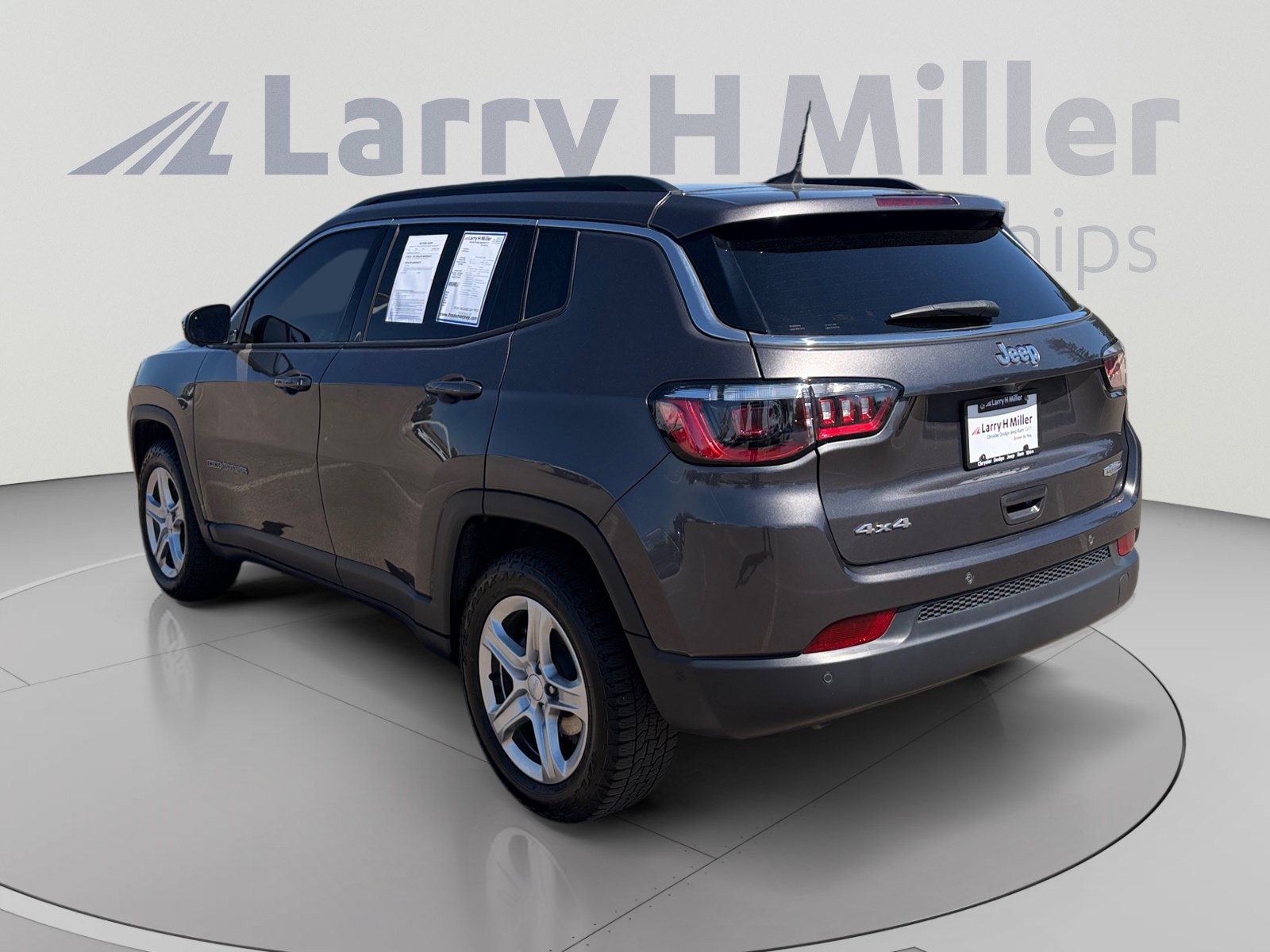 Used 2023 Jeep Compass Latitude w/ Sun and Sound Group AWD/4WD image 4