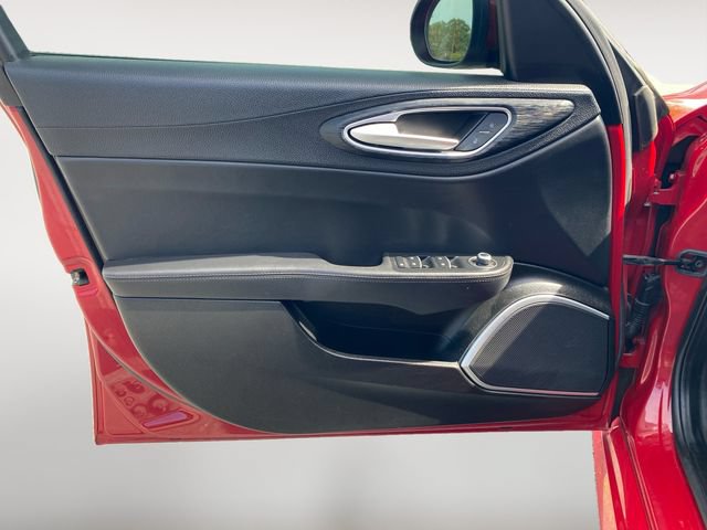 Used 2019 Alfa Romeo Giulia AWD w/ Cold Weather Package image 16