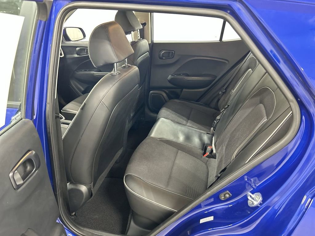 Used 2023 Hyundai Venue Limited FWD image 20