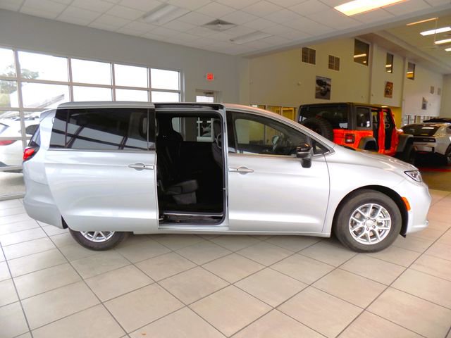 New 2026 Chrysler Pacifica Select image 8
