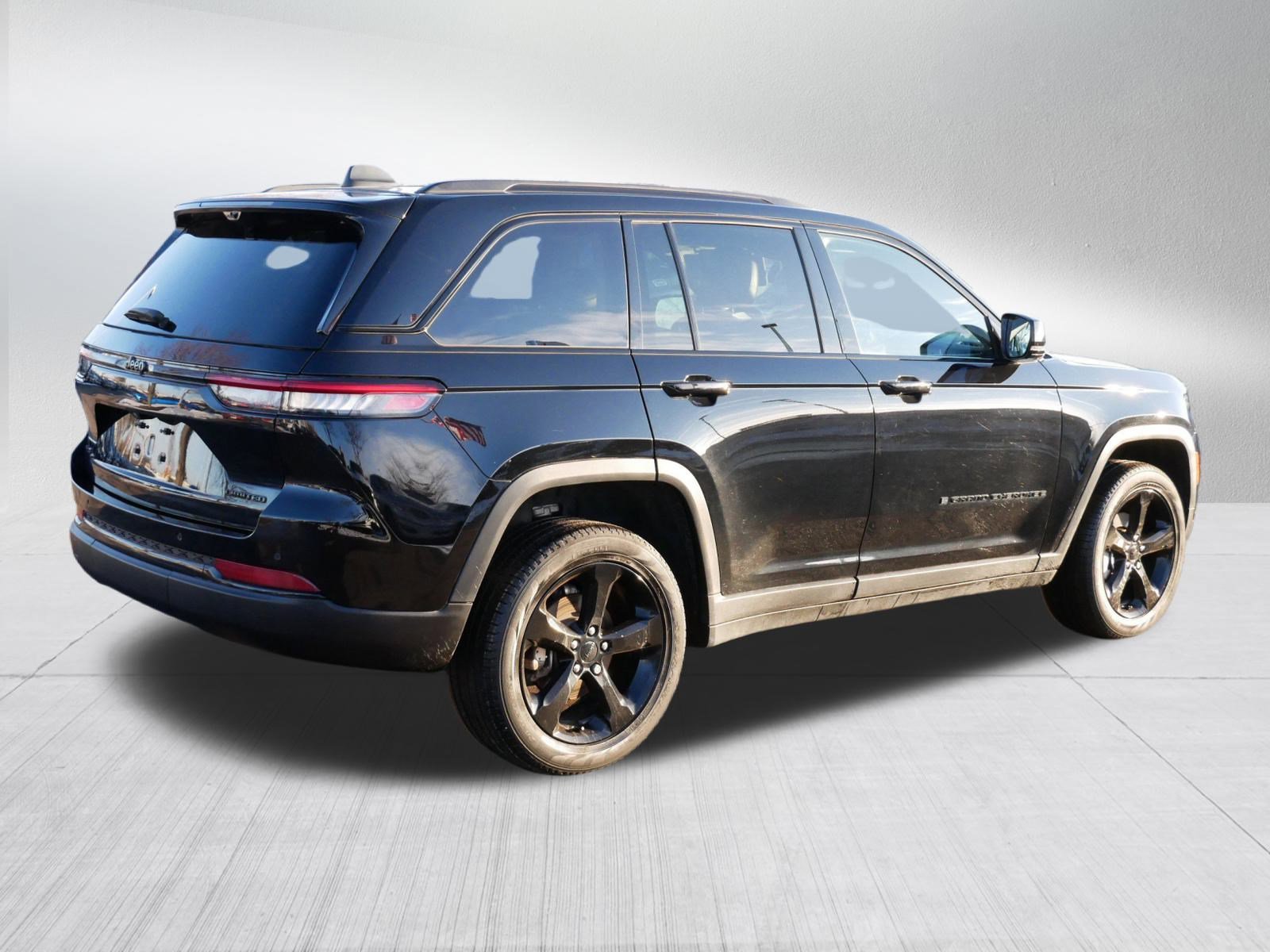 Used 2023 Jeep Grand Cherokee Limited w/ Luxury Tech Group II image 6
