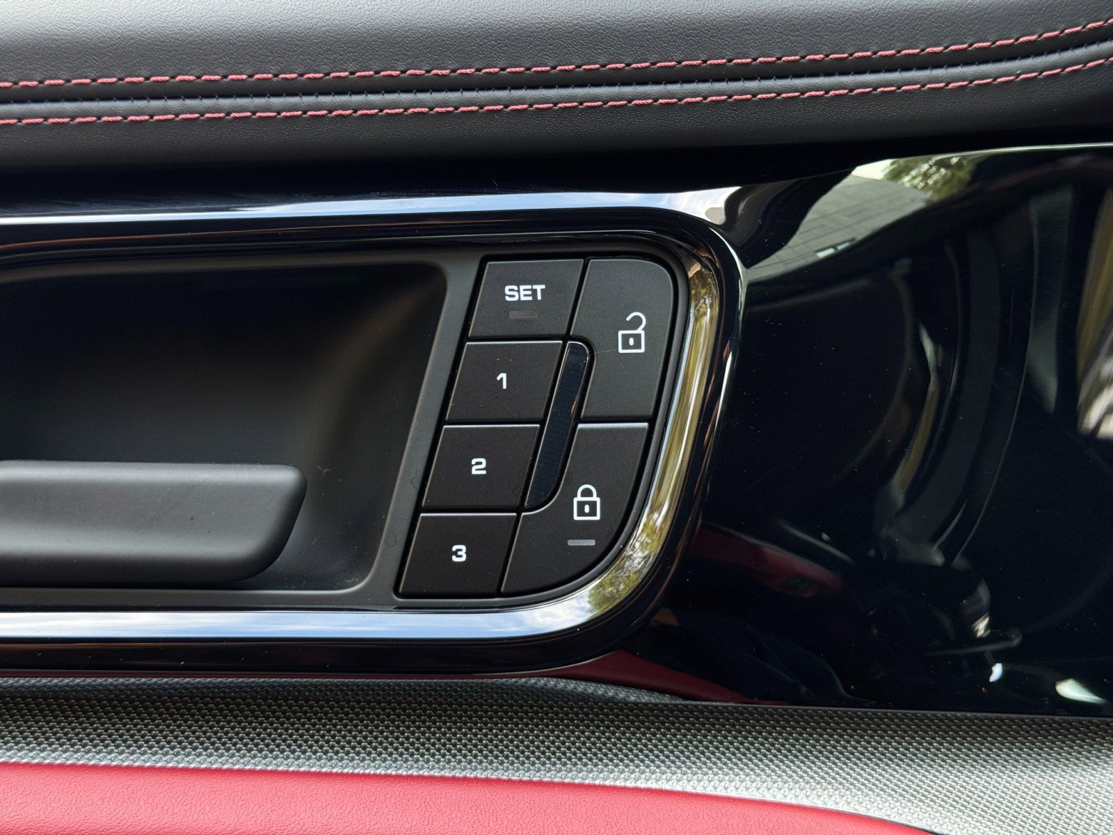 Used 2025 Porsche Panamera 4S w/ Premium Package image 18