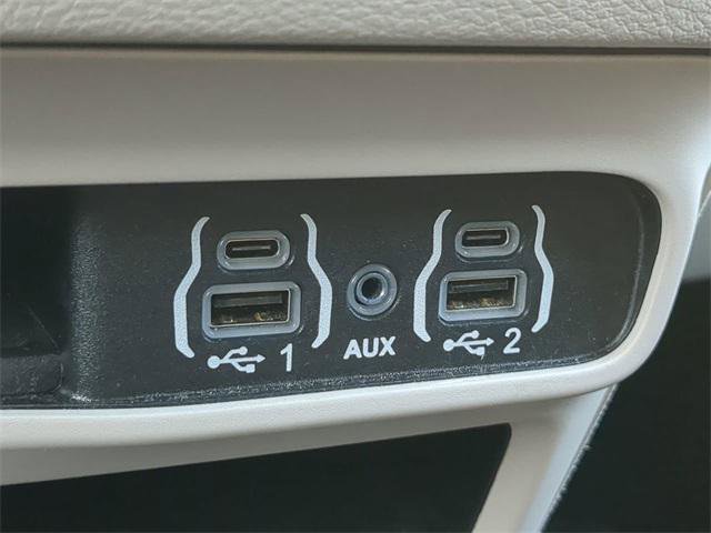 Certified 2024 Chrysler Pacifica Touring-L image 27