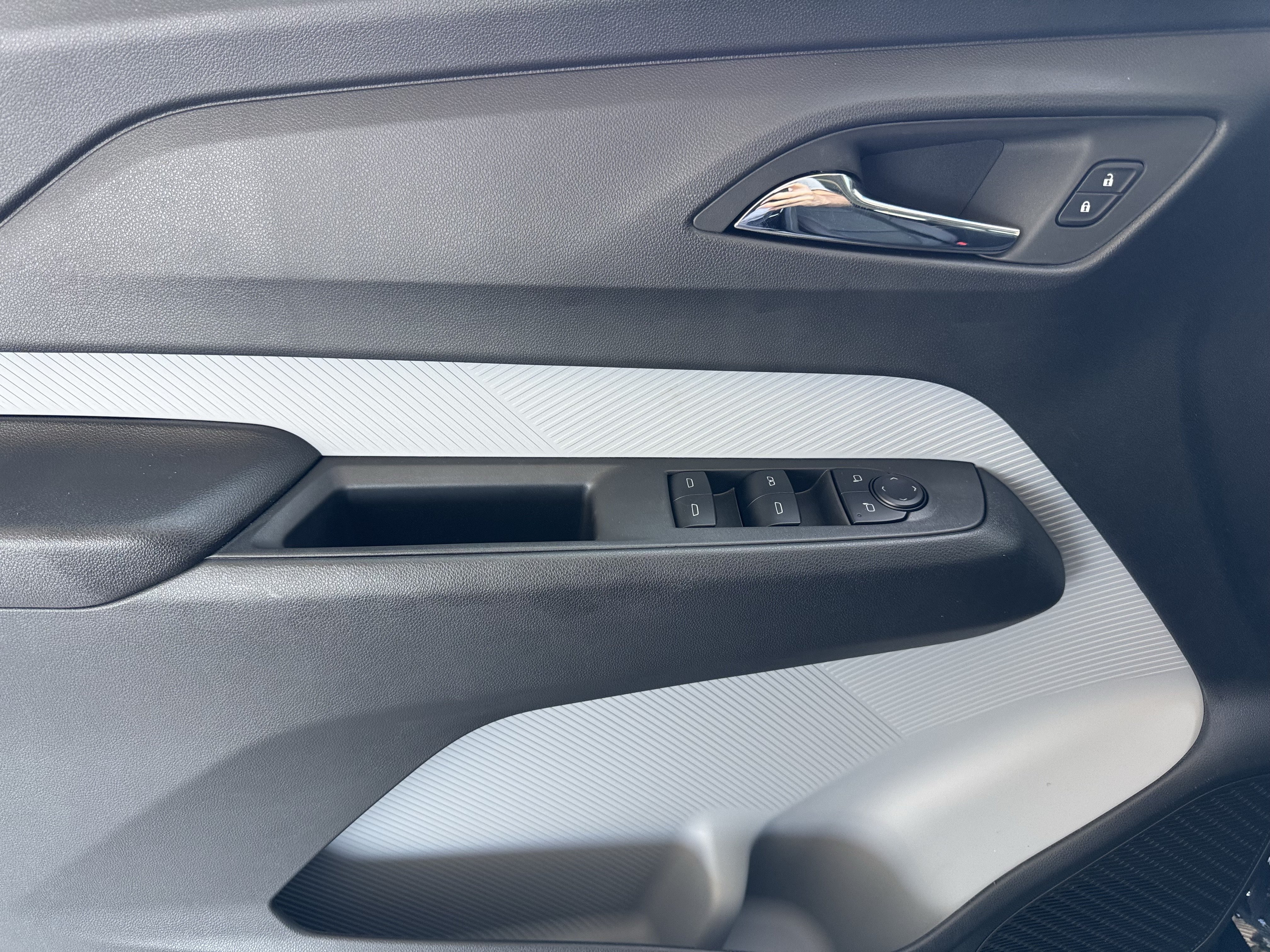 New 2027 Chevrolet Bolt RS w/ Technology Package FWD image 11
