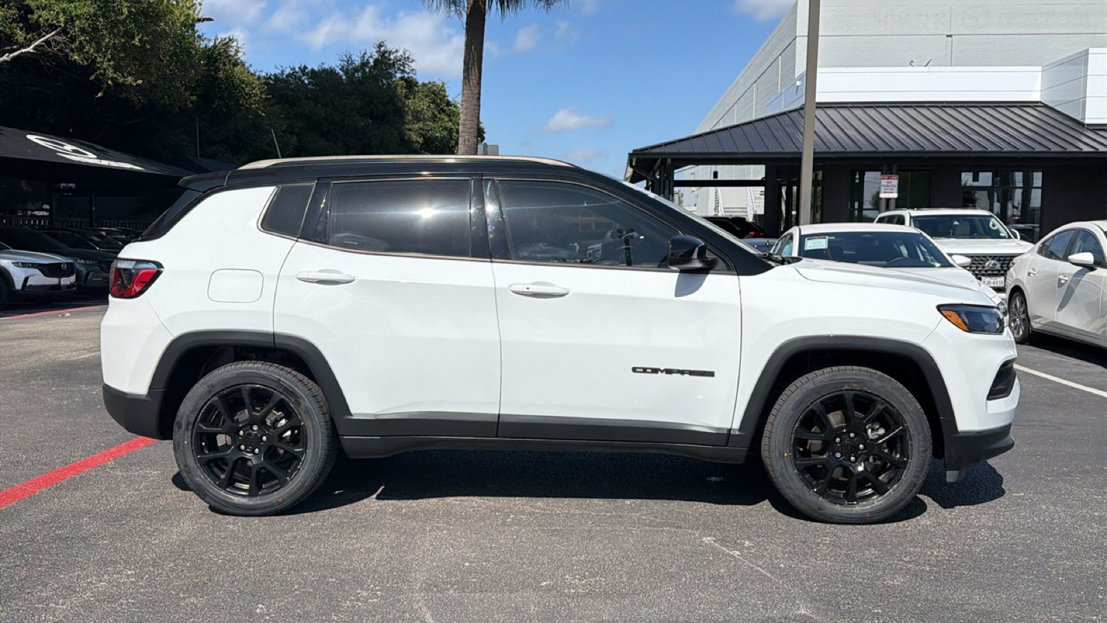 Used 2022 Jeep Compass Latitude FWD image 3