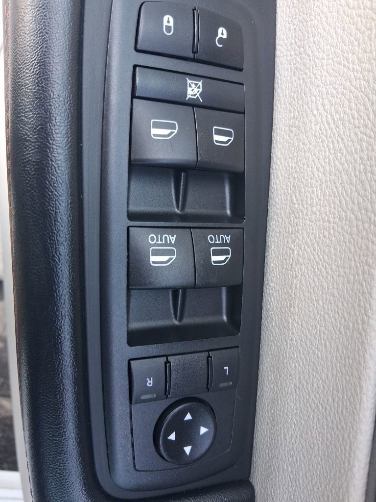 Used 2020 Chrysler Pacifica Touring-L FWD image 21