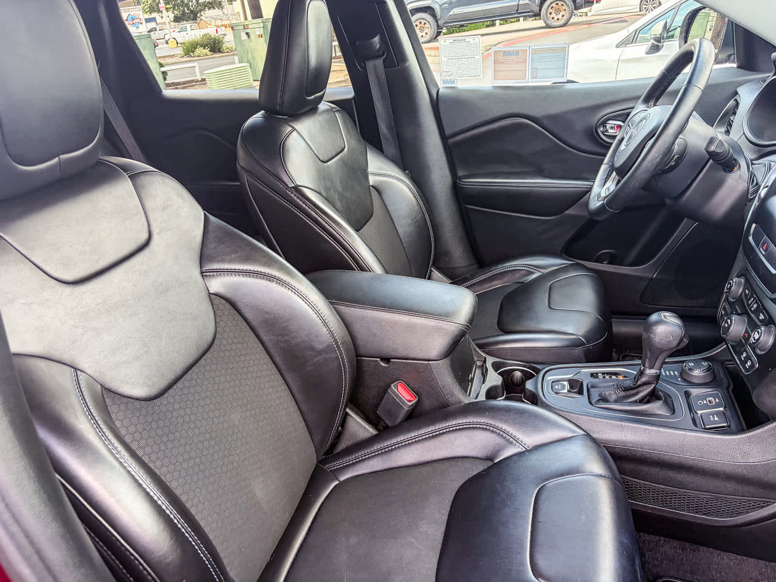 Used 2019 Jeep Cherokee Latitude Plus w/ Cold Weather Group AWD/4WD image 15