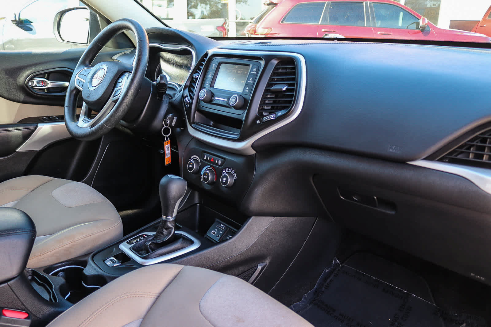 Used 2018 Jeep Cherokee Latitude FWD image 16